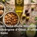 Grassi sani della dieta vegetale: bottiglia di olio extravergine d'oliva, noci, mandorle e semi in ciotole di legno