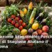 Alimentazione stagionale per il microbioma: ceste di frutta e verdura di stagione italiana in un mercato rionale