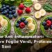 Smoothie verde anti-infiammatorio con spinaci, avocado, frutti di bosco e semi in bicchieri su tavolo chiaro