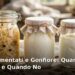 Barattoli di cibi fermentati: kefir, crauti e yogurt