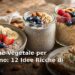 Tavola con colazioni vegetali ricche di fibre: porridge d'avena, frutta fresca, semi e frutta secca