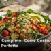 Insalata completa colorata in una ciotola: cereali, legumi, verdure e semi su tavolo di legno